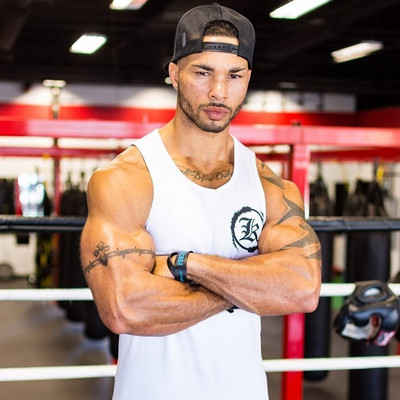 Modern férfi felső, fekete-fehér rátéttel