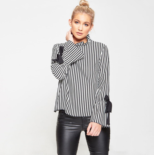 Γυναικείο ριγέ πουκάμισο εξώπλατο   δεσμούς σε άσπρο και μαύρο χρώμα