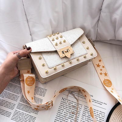 Stílusos női táska négy színben, fényes elemekkel és hosszú füllel