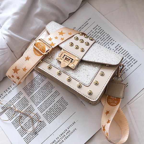 Stílusos női táska négy színben, fényes elemekkel és hosszú füllel