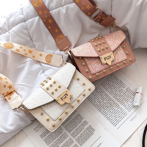 Stílusos női táska négy színben, fényes elemekkel és hosszú füllel