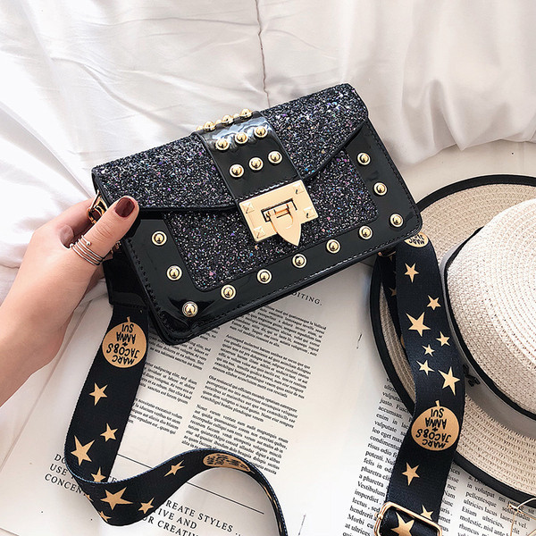 Stílusos női táska négy színben, fényes elemekkel és hosszú füllel