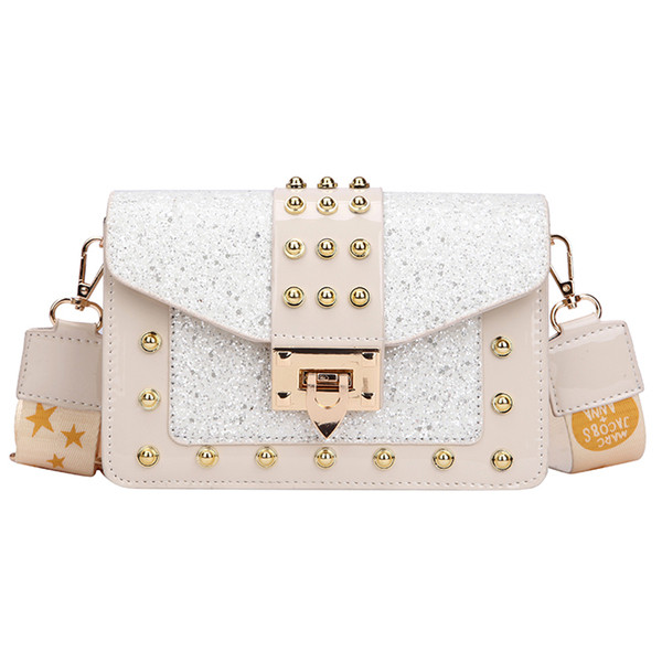 Stílusos női táska négy színben, fényes elemekkel és hosszú füllel