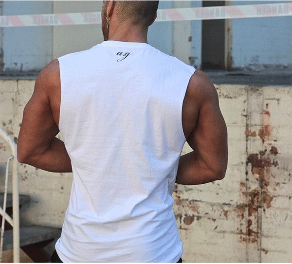 Μοντέρνο ανδρικό λευκό αμάνικο με εφαρμογές