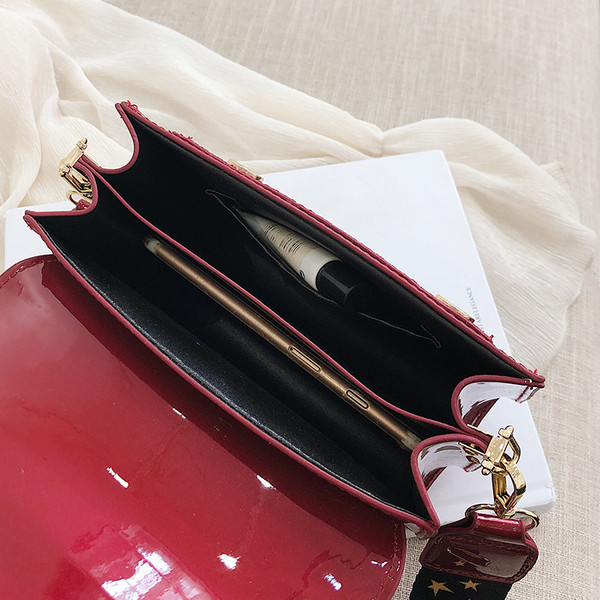 Eko bőrből készült stílusos női táska négy színben, fényes elemekkel és hosszú fogantyúval