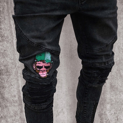 Stílusos férfi farmer fekete színben, hímzéssel és cipzárral