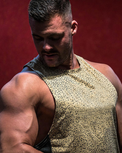 Καθημερινή ανδρική αμάνικι μπλούζα σε ασύμμετρο μοτίβο δκαι σε διάφορα χρώματα