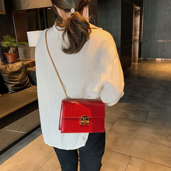 Öko bőrből készült modern női táska négy színben fém csattal és hosszú fém lánccal