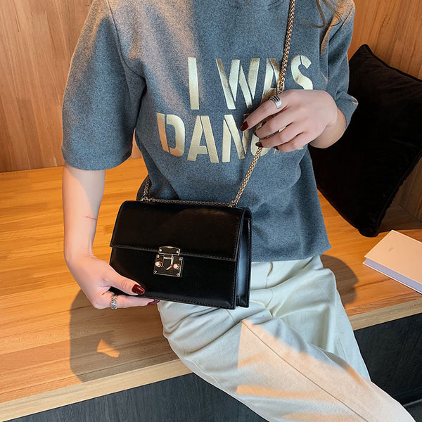 Öko bőrből készült modern női táska négy színben fém csattal és hosszú fém lánccal