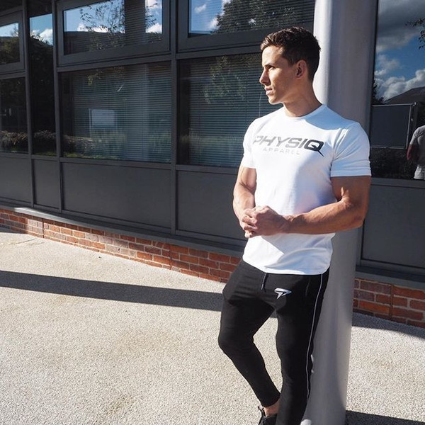 Modern férfi póló fehér és fekete színben, felirattal