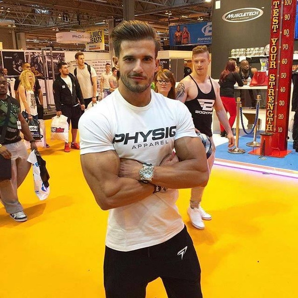 Modern férfi póló fehér és fekete színben, felirattal