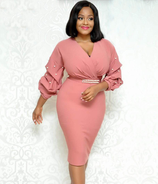 Stílusos női ruha rózsaszín gyöngyökkel