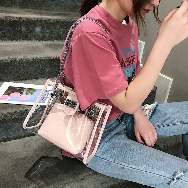 Geanta de dama moderna cu husa transparenta in patru culori cu inchizatoare metalica si lant metalic lung