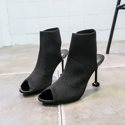 Pantofi de dama actuali cu toc subtire in negru si bej