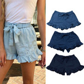 Pantaloni scurți moderni de damă cu o panglică