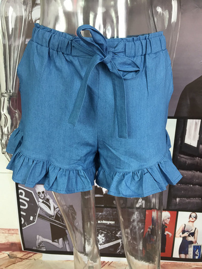 Pantaloni scurți moderni de damă cu o panglică