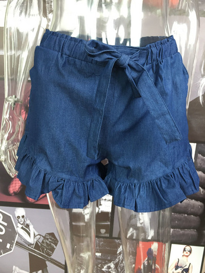 Pantaloni scurți moderni de damă cu o panglică