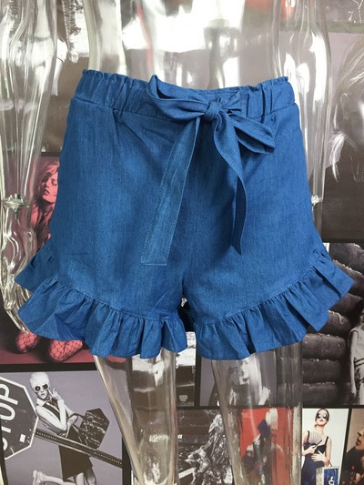 Pantaloni scurți moderni de damă cu o panglică