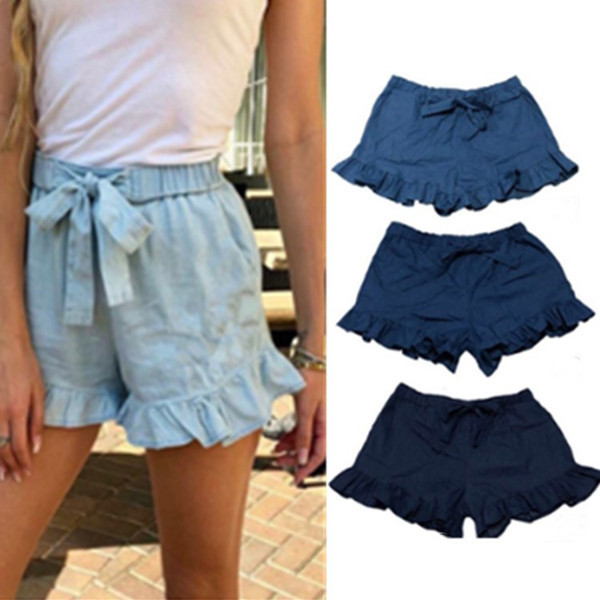 Pantaloni scurți moderni de damă cu o panglică