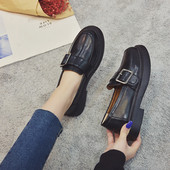 Eko bőrből készült stílusos női mokaszinok, fekete fém csattal