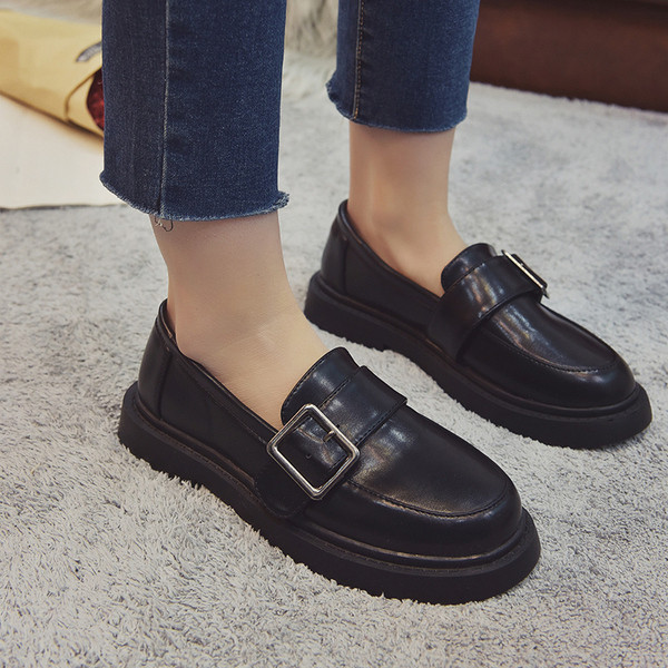 Eko bőrből készült stílusos női mokaszinok, fekete fém csattal