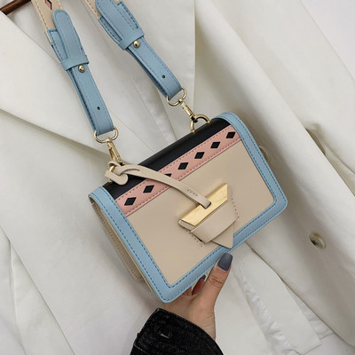 Μοντέρνα έκο δερμάτινη γυναικεία τσάντα με μεταλλικά στοιχεία και μακρά δερμάτινη λαβή