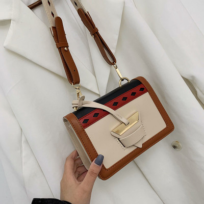 Μοντέρνα έκο δερμάτινη γυναικεία τσάντα με μεταλλικά στοιχεία και μακρά δερμάτινη λαβή