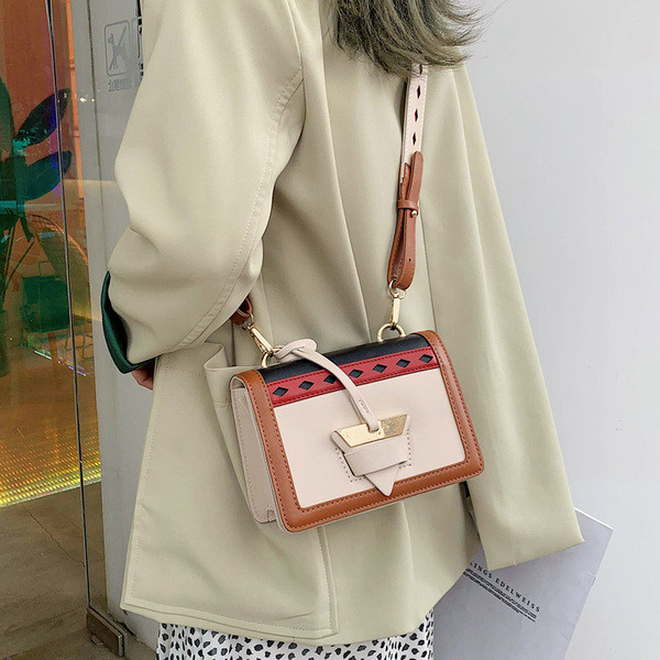 Μοντέρνα έκο δερμάτινη  γυναικεία τσάντα  με μεταλλικά στοιχεία και μακρά δερμάτινη λαβή