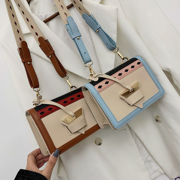 Μοντέρνα έκο δερμάτινη  γυναικεία τσάντα  με μεταλλικά στοιχεία και μακρά δερμάτινη λαβή