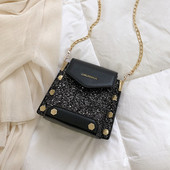 Geantă de damă modernă în trei culori cu elemente strălucitoare și un lanț metalic lung