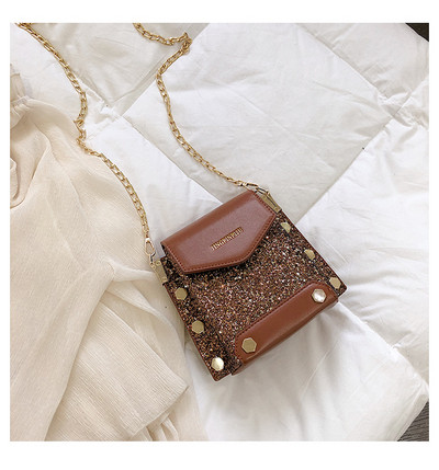 Geantă de damă modernă în trei culori cu elemente strălucitoare și un lanț metalic lung