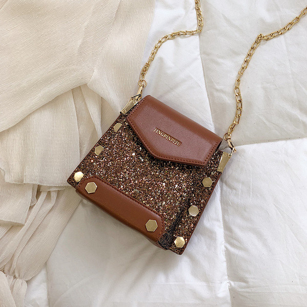 Geantă de damă modernă în trei culori cu elemente strălucitoare și un lanț metalic lung