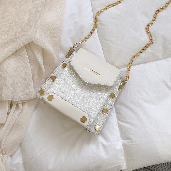 Geantă de damă modernă în trei culori cu elemente strălucitoare și un lanț metalic lung