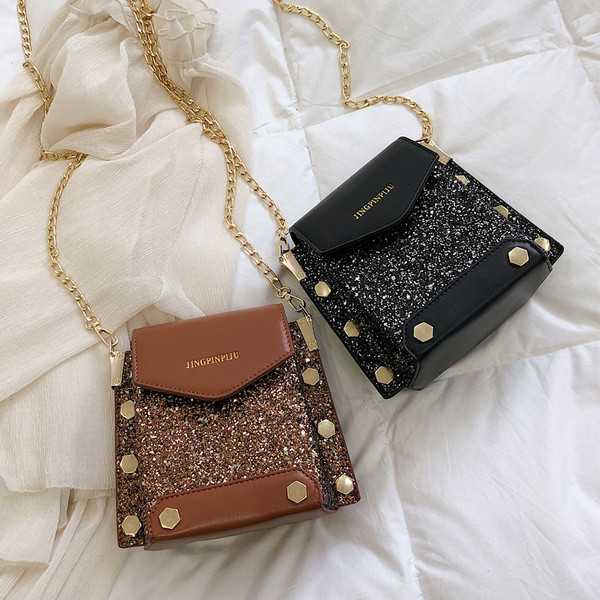 Geantă de damă modernă în trei culori cu elemente strălucitoare și un lanț metalic lung