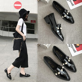 Modern női mokaszinok fekete gyöngyökkel - két modell