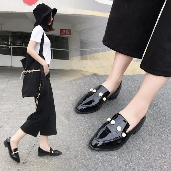 Modern női mokaszinok fekete gyöngyökkel - két modell