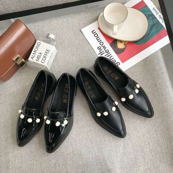 Modern női mokaszinok fekete gyöngyökkel - két modell