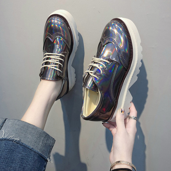 Új modell alkalmi női cipő fűzővel, két színben