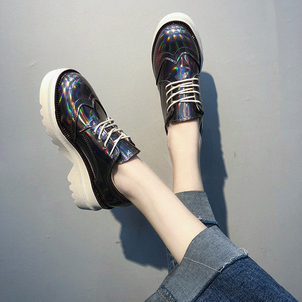 Új modell alkalmi női cipő fűzővel, két színben