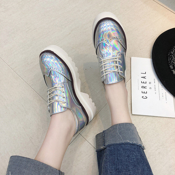 Új modell alkalmi női cipő fűzővel, két színben