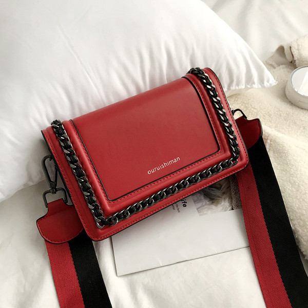 Eko bőrből készült stílusos női táska három színben, fém elemekkel és hosszú füllel