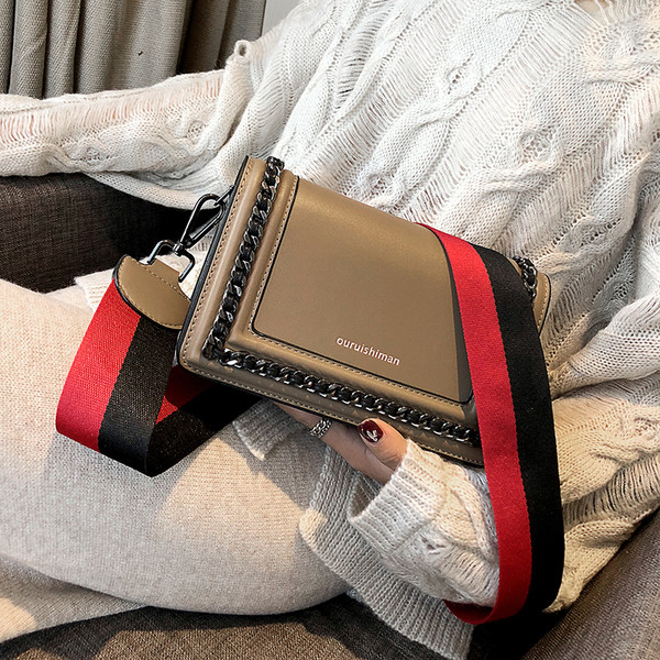 Eko bőrből készült stílusos női táska három színben, fém elemekkel és hosszú füllel