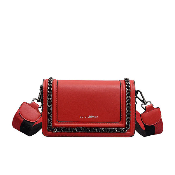 Eko bőrből készült stílusos női táska három színben, fém elemekkel és hosszú füllel