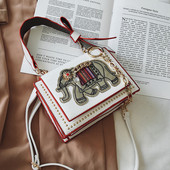 Geanta de dama moderna cu aplicatii si elemente 3D in patru culori