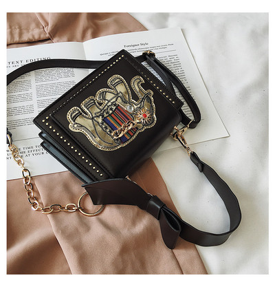 Geanta de dama moderna cu aplicatii si elemente 3D in patru culori