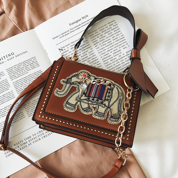 Geanta de dama moderna cu aplicatii si elemente 3D in patru culori