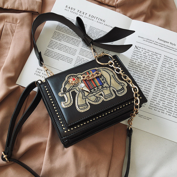 Geanta de dama moderna cu aplicatii si elemente 3D in patru culori