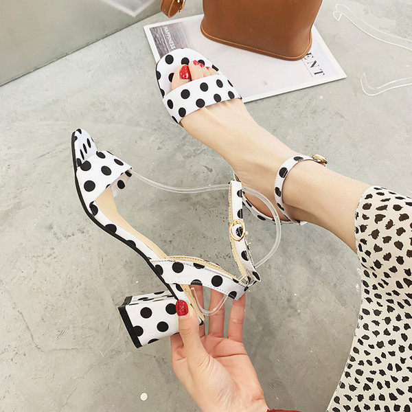 Stílusos női szandál vastag sarkú több színben