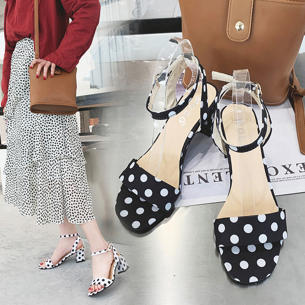 Stílusos női szandál vastag sarkú több színben