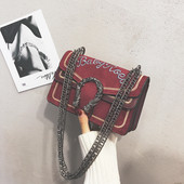 Μοντέρνα γυναικεία τσάντα  σε τρία χρώματα από οικολογικό σουέτ με κεντήματα και μεγάλη μεταλλική αλυσίδα